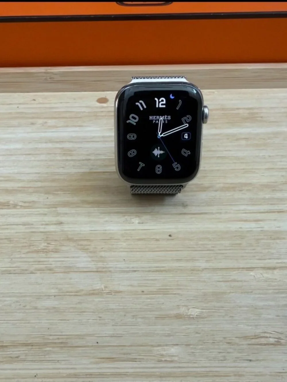 HERMES Apple Watch Series 4 44mm (GPS + Cellular) with Milanese Loop Band.